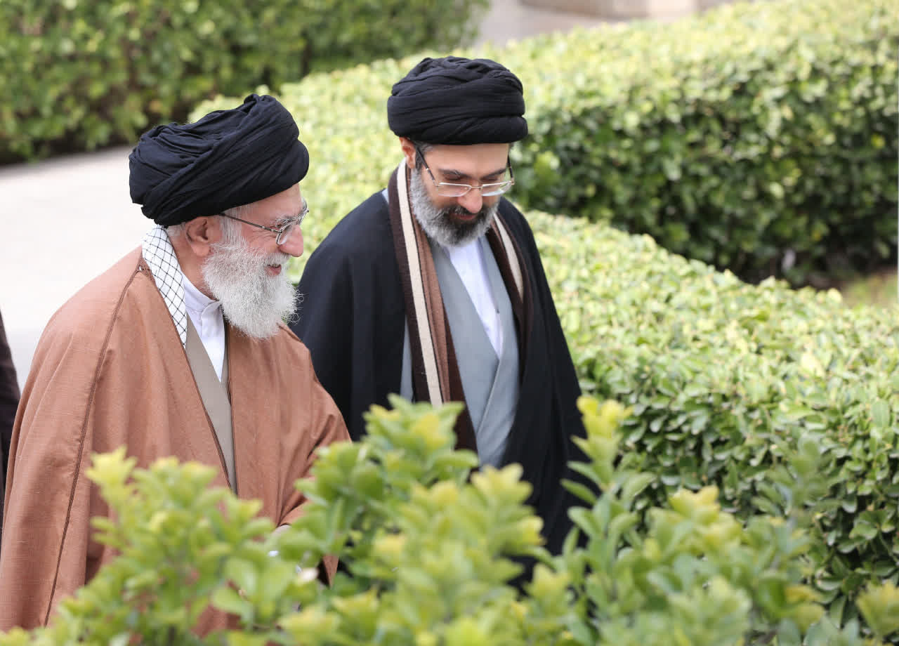 تصویری ویژه از رهبر معظم انقلاب آیت الله سید مجتبی خامنه ای در کنار امام شهید